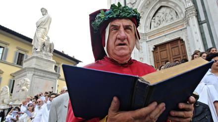 Ein Mann posiert in Florenz als Dante Alighieri, anlässlich der Feierlichkeit zum 750. Geburtstag des italienischen Poeten 2015.