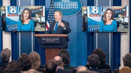 Alltag mit dem Präsidenten. Trump oder auch sein Sprecher Sean Spicer (Foto) im Briefing-Raum des Weißen Hauses lassen Journalisten ihre Geringschätzung spüren.