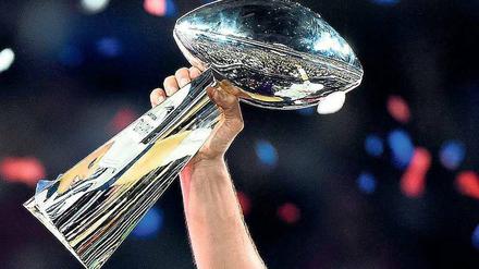 Begehrte Trophäe. Vor einem Jahr lag die Zuschauerzahl beim Super Bowl in Deutschland bei 1,81 Millionen. Dieses Mal rechnet Sat 1 mit über zwei Millionen.