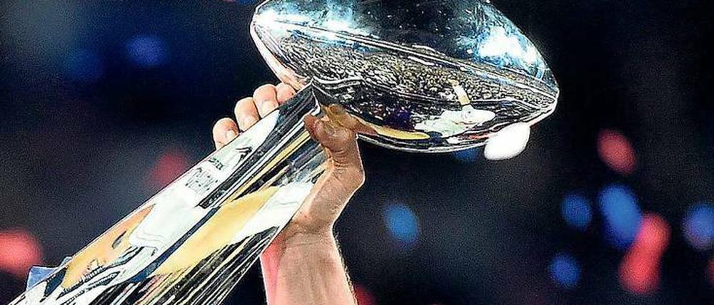 Begehrte Trophäe. Vor einem Jahr lag die Zuschauerzahl beim Super Bowl in Deutschland bei 1,81 Millionen. Dieses Mal rechnet Sat 1 mit über zwei Millionen.