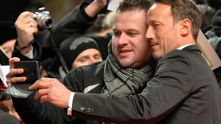 Selfie-Zeit: Wotan Wilke Möhring bei der Berlinale-Eröffnung mit einem Fan.