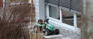 Ein Spielzeugtraktor steht vor einem Haus in Kirchehrenbach (Bayern). In dem Einfamilienhaus in Oberfranken sind drei Leichen gefunden worden. Dabei handelt es sich nach Angaben der Ermittler um eine Frau und zwei Kinder.