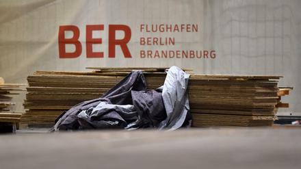 Baumaterial liegt im Ankunftsbreich des neuen Hauptstadtflughafens BER in Schönefeld (Brandenburg).