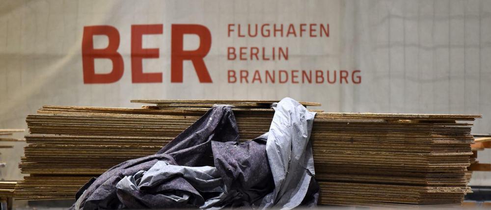 Baumaterial liegt im Ankunftsbreich des neuen Hauptstadtflughafens BER in Schönefeld (Brandenburg).