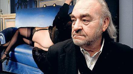 Rich Richter vor einem Bild Helmut Newtons.