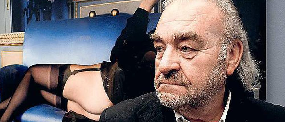 Rich Richter vor einem Bild Helmut Newtons.