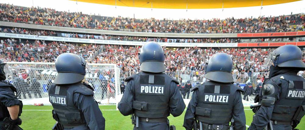 Die Polizei ist rund um die Spiele der Fußball-Bundesliga jedes Wochenende massiv im Einsatz – manchmal auch im Stadion. 