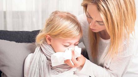 Mit Rotznase. Wenn das Kind krank wird und ein Elternteil zuhause bleiben muss, ist das für berufstätige Mütter oder Väter meist ärgerlich.