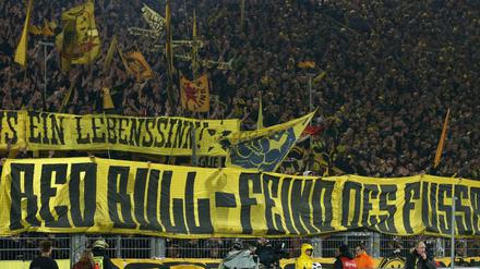 Der BVB könnte vom DFB für die geschmacklosen Plakate im Stadion bestraft werden.