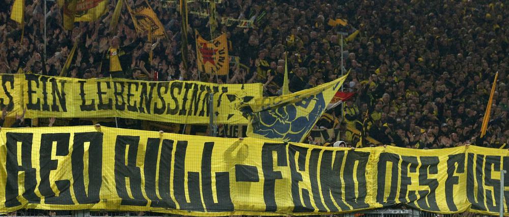Der BVB könnte vom DFB für die geschmacklosen Plakate im Stadion bestraft werden.