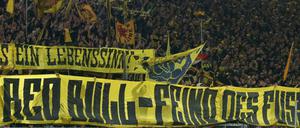 Der BVB könnte vom DFB für die geschmacklosen Plakate im Stadion bestraft werden.