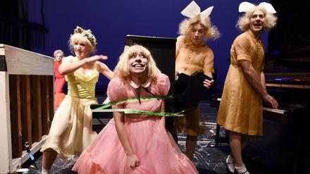 Das Volksbühnen-Stück "Pfusch" von Herbert Fritsch gehört zur Auswahl des Theatertreffens.