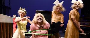 Das Volksbühnen-Stück "Pfusch" von Herbert Fritsch gehört zur Auswahl des Theatertreffens.