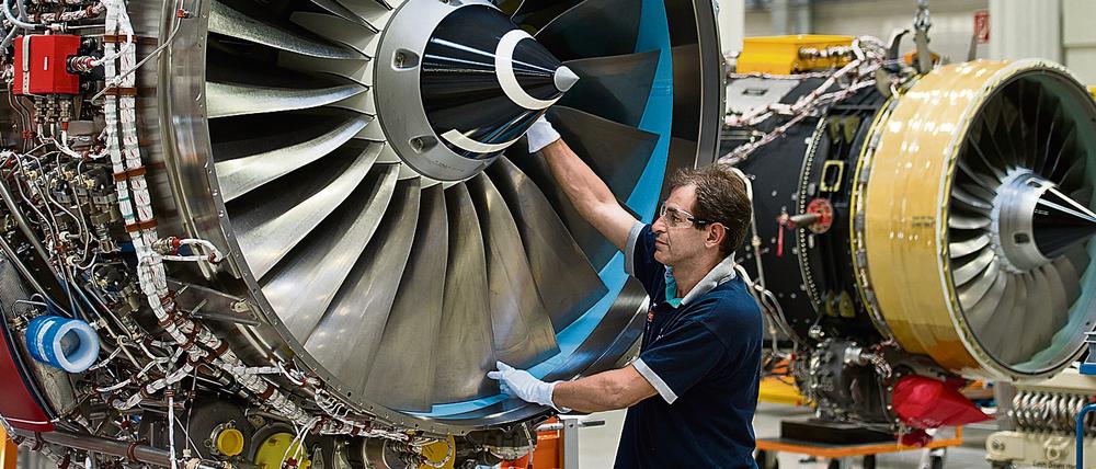 Ein Mechaniker des britischen Triebwerksherstellers Rolls-Royce arbeitet an einem Flugzeugtriebwerk im Werk in Dahlewitz (Brandenburg). 