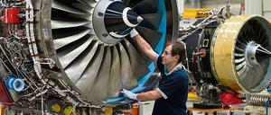 Ein Mechaniker des britischen Triebwerksherstellers Rolls-Royce arbeitet an einem Flugzeugtriebwerk im Werk in Dahlewitz (Brandenburg). 