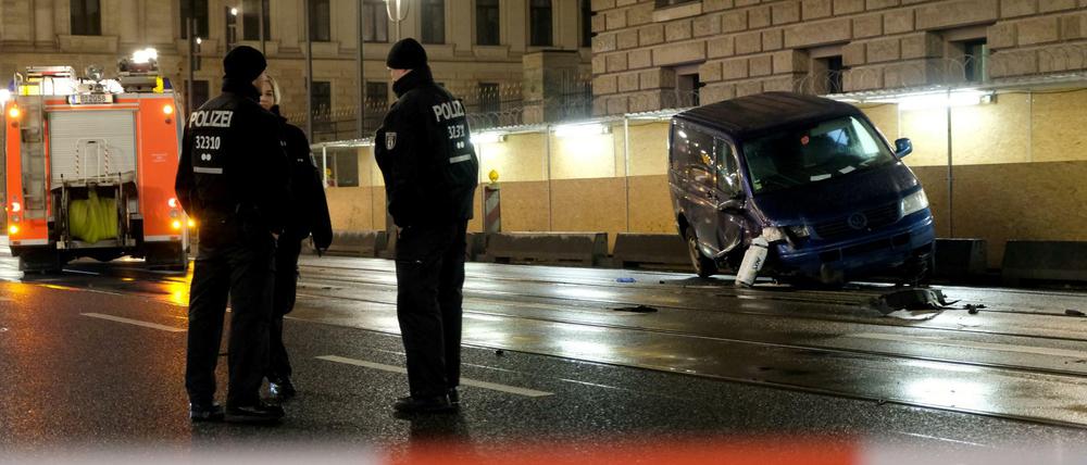 Ein VW-Bus steht am 05.02.2017 vor dem Bundesrat auf der Leipziger Straße in Berlin mit einem abgerissenen Rad. 