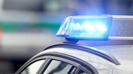 Blaulichter von Polizeifahrzeugen.