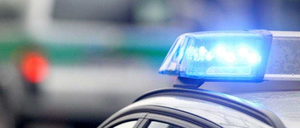 Blaulichter von Polizeifahrzeugen.