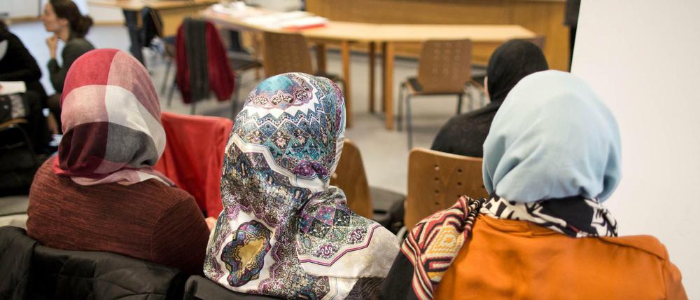 Frauen mit Kopftüchern sitzen im Berliner Arbeitsgericht.