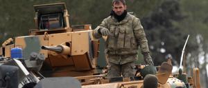 Die türkische Armee und syrische Rebellen belagern Al Bab im Norden, Osten und Westen. Im Süden steht die syrische Armee.