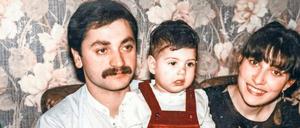 Aus Liebe. Um mit seiner Frau Hayriye (r.) zusammen zu sein, zog Adnan Gündogdu (l.) 1982 nach Berlin. Hier hält er ein Jahr später seine Nichte im Arm. 