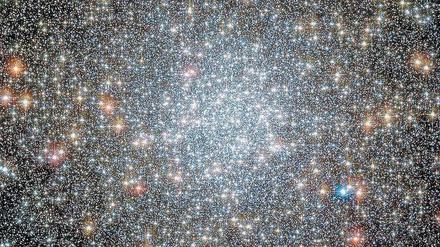Im Zentrum des Sternhaufens 47 Tucanae befindet sich ein Schwarzes Loch. 