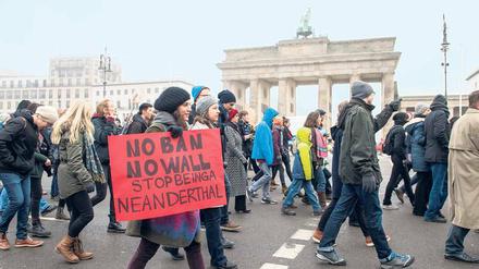 Grenzenlos empört. Wie vielerorts in den USA gehen auch in Berlin Menschen gegen die Abschottungspolitik des neuen US-Präsidenten auf die Straße. Im HU-Zentrum sollen etwa gesellschaftliche Veränderungen durch Grenzziehungen erforscht werden. 