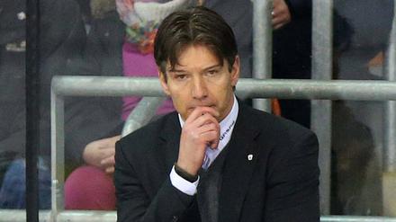 Sieben Treffer gegen die gute Laune. Uwe Krupp beim 1:7 in Wolfsburg.
