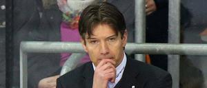 Sieben Treffer gegen die gute Laune. Uwe Krupp beim 1:7 in Wolfsburg.