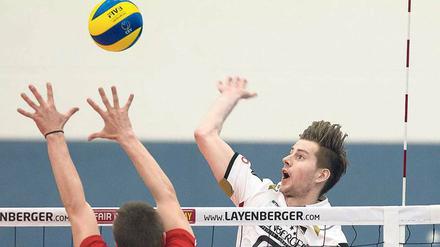 Wuchtiger Seitenwechsel. Egor Bogachev spielt am Mittwoch gegen die BR Volleys.