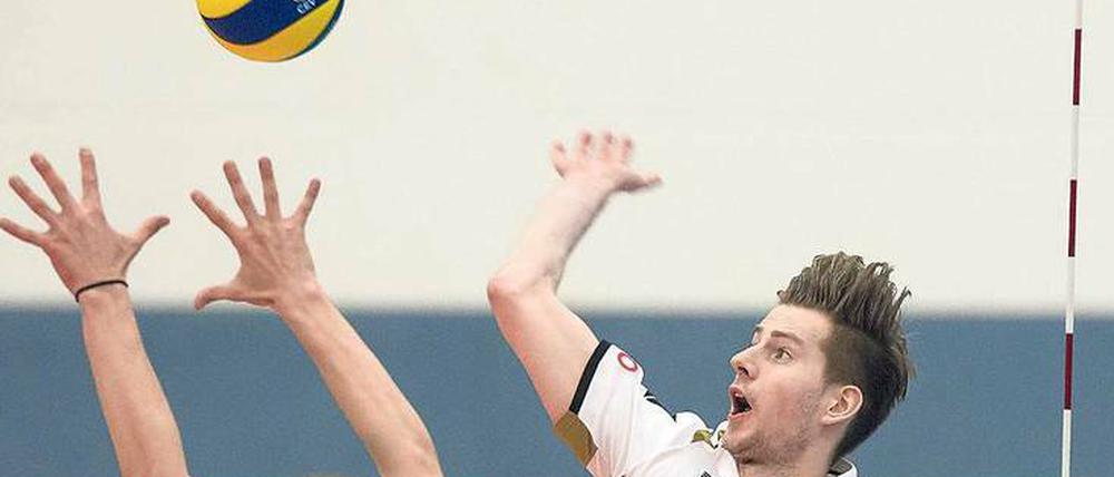 Wuchtiger Seitenwechsel. Egor Bogachev spielt am Mittwoch gegen die BR Volleys.
