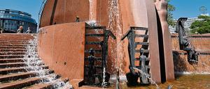 Wasserwahrzeichen. Schmettaus Weltkugelbrunnen wurde 1983 eingeweiht.