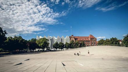 Stettiner Moderne. Der schräg ansteigende Platz vor der Philharmonie ist das Dach des zeitgeschichtlichen Museums.