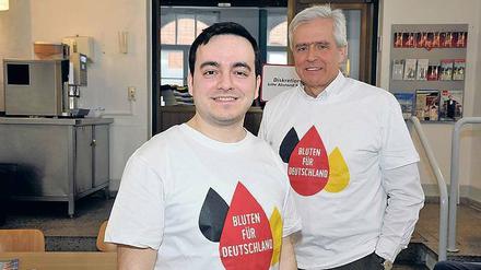 Gutes im Sinn. Initiator Mohammed Noor Al-Gosh (l.) und viele andere Geflüchtete vor allem aus Syrien spenden unter anderem an der Charité Mitte Blut als Zeichen der Solidarität.
