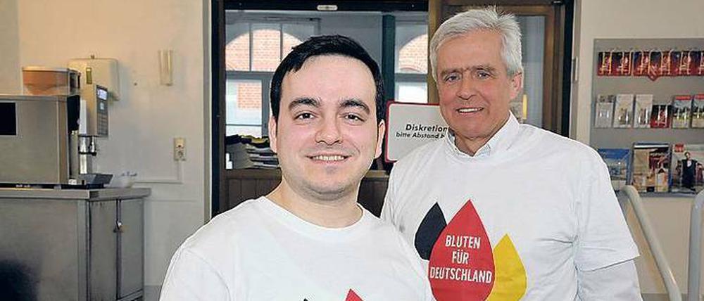 Gutes im Sinn. Initiator Mohammed Noor Al-Gosh (l.) und viele andere Geflüchtete vor allem aus Syrien spenden unter anderem an der Charité Mitte Blut als Zeichen der Solidarität.