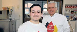 Gutes im Sinn. Initiator Mohammed Noor Al-Gosh (l.) und viele andere Geflüchtete vor allem aus Syrien spenden unter anderem an der Charité Mitte Blut als Zeichen der Solidarität.