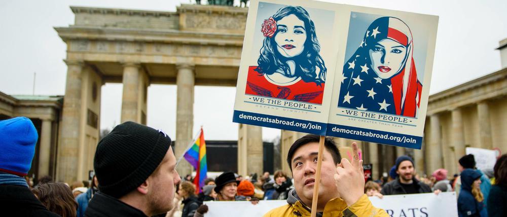 Auch in Berlin demonstrierten Menschen gegen Trumps Einreiseverbot.