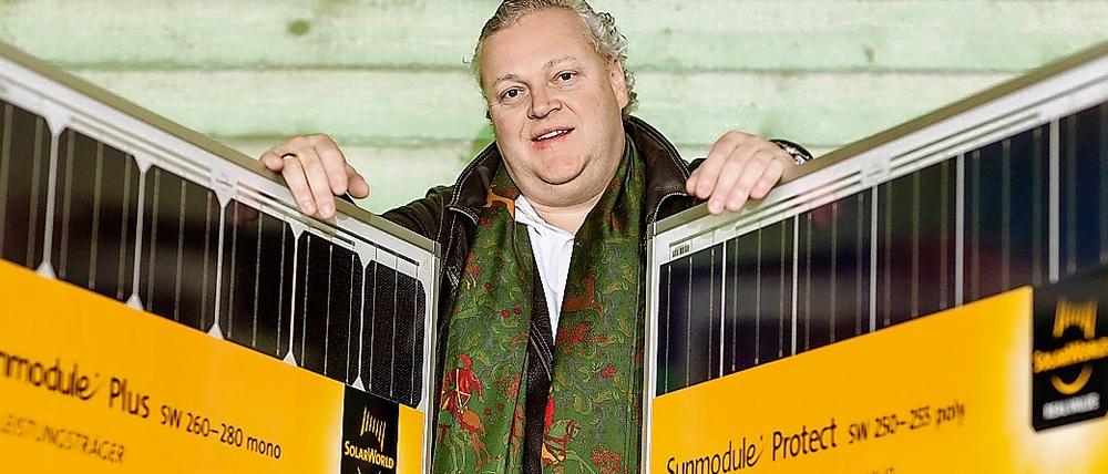 Frank Asbeck, Vorstandsvorsitzender der Solarworld, ist eine treibende Kraft hinter den EU-Importzöllen. Hier zeigt er Module aus einem Werk in Arnstadt (Thüringen). Durch die Übernahme von Bosch Solar erhielt Solarworld dort 800 Jobs.