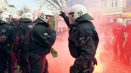 Im Brennpunkt: Polizisten werden immer häufiger angegriffen.