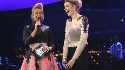 3, 2, 1 - Popstar? Isabella Levina Lueen kennt die großen Bühnen bisher nicht. Jetzt schicken Barbare Schöneberger (links) und Deutschland sie zum ESC-Finale nach Kiew. 