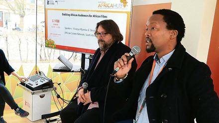 Steven Markovitz (l.) und sein Mitarbeiter beim Africa Hub des European Film Market.