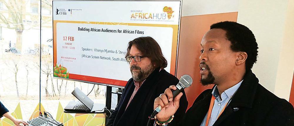 Steven Markovitz (l.) und sein Mitarbeiter beim Africa Hub des European Film Market.