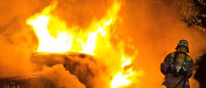 Ein Auto brennt in Berlin. Bei linksextremen Anschlägen nehmen die Täter derzeit meisten Bezug auf den Hamburger G-20-Gipfel.