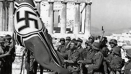 Akropolis. Deutsche Soldaten beim Hissen einer Hakenkreuz-Flagge. 