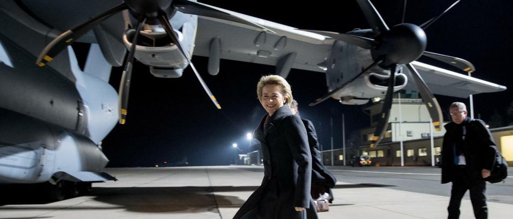 Bundesverteidigungsministerin Ursula von der Leyen (CDU) bestieg am Dienstag einen A400M in Tegel Richtung Rukla in Litauen.