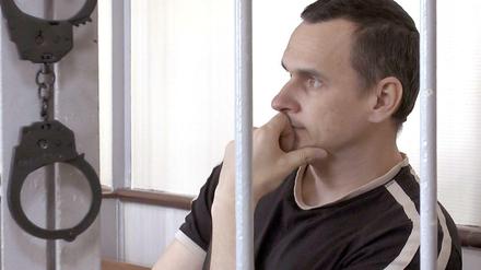 Stoisch-trotziger Blick. Der ukrainische Regisseur Oleg Senzow hinter Gittern.