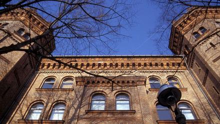 Das Oberstufenzentrum für Wirtschaft, Verwaltung und Handel in der Wrangelstraße in Kreuzberg gilt als zweitgrößte Wirtschaftsschule Deutschlands.