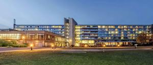 Das Klinikum wird hell angestrahlt.