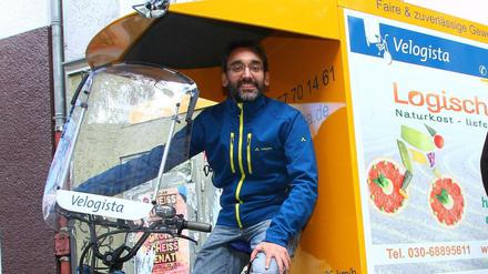 Martin Seißler (links) leitet die Firma Velogista, die elektrische Lastenräder durch die Stadt schickt, mit denen man bis zu 250 Kilo Gewicht transportieren kann.