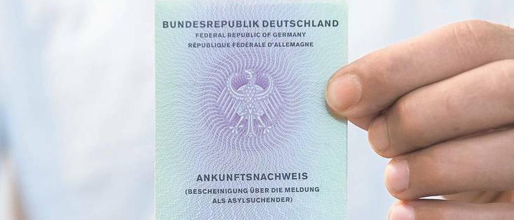 Jeder Asylbewerber bekommt einen Ankunftsnachweis. Er berechtigt zum Leistungsbezug.
